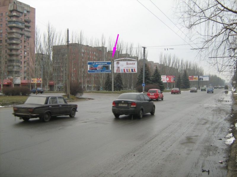 Билборд/Щит, Днепр, ж/м Красный Камень (начало - разделитель). На светофоре. Правая