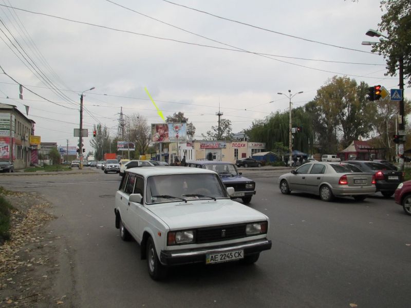 Роллер/Призматрон, Днепр, перекресток ул. Павлова и Краснозаводская. Светофор. Пробки. Квартал автосалонов "Аэлита" - "Audi", "Mitsubishi", "Hyundai", "Ford", "Suzuki", "Seat", "Kia". Движение от автосалонов и  автовокзала в центр и к ул. Наб. Ленина, Заводская. ПРИЗМАТРОН