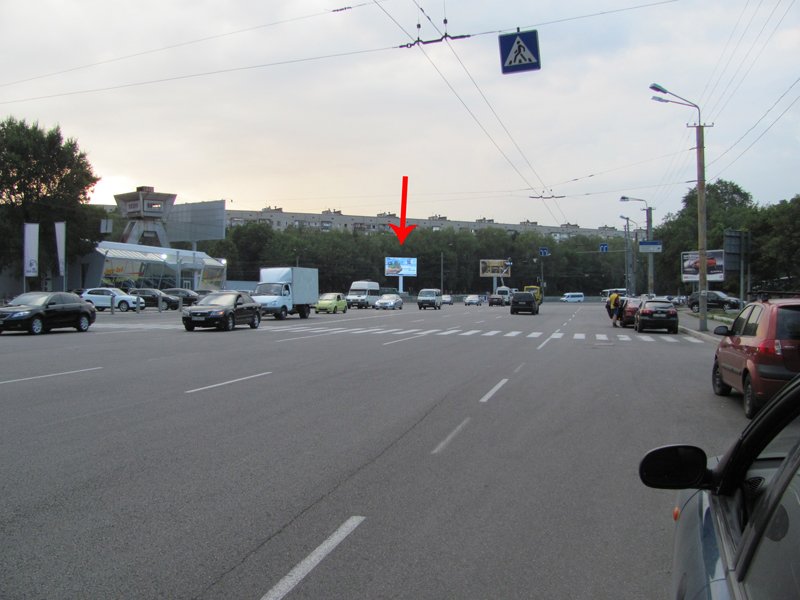 Беклайт, Днепр, Перехрестя З Вул. Запорізьке Шосе - Пр. Богдана Хмельницького, На Парапеті